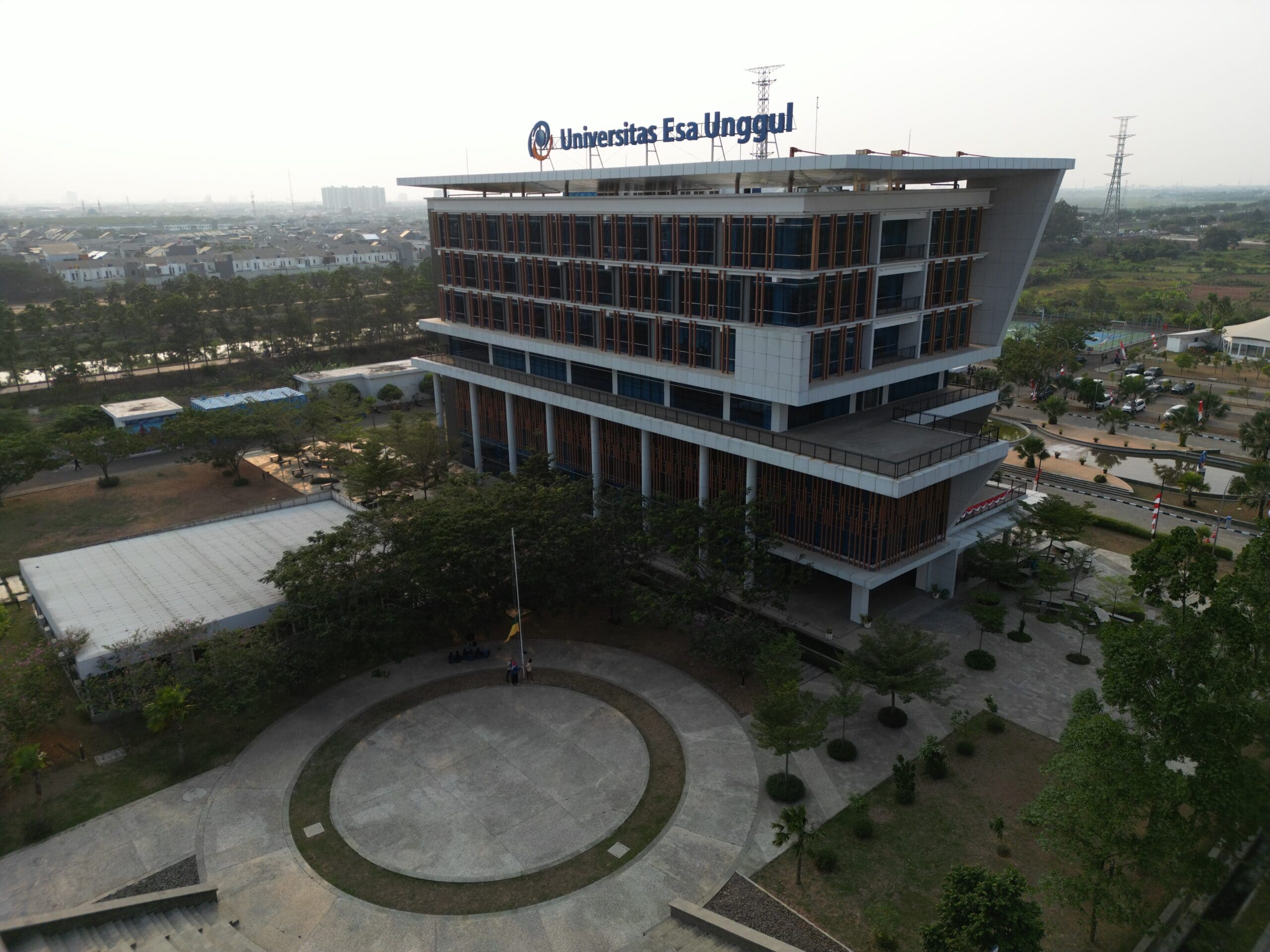 Univ Esa Unggul HI